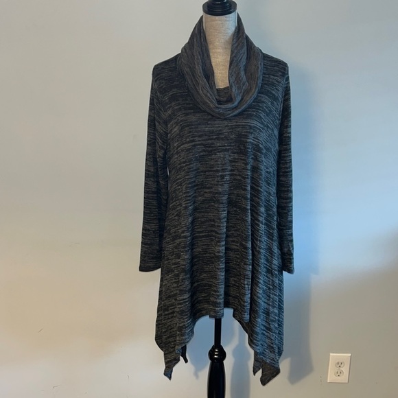 Miracle Berry Tops - Miracle Berry Tunic Size 1X.  Grey and white in color.  Excellent condition